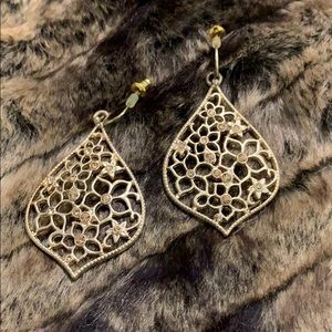 💜💜💜 3/$30 Gold filigree floral wire-drop earrings. #A76